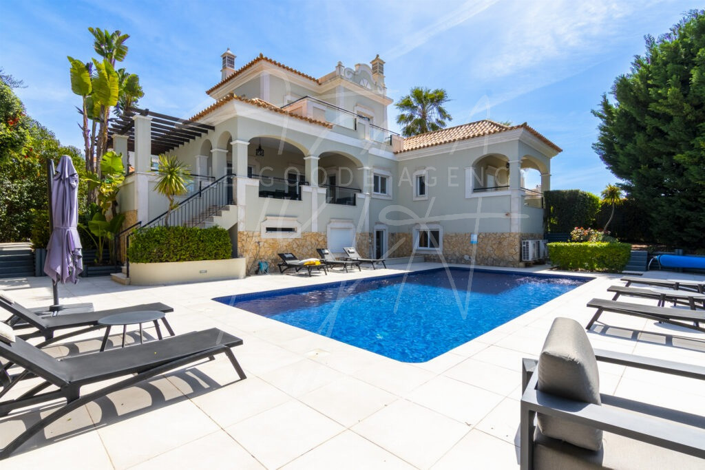 Elegant 4+1 Bedroom Villa with Sea Views in the Prestigious Enclave The Crest, Vale Formoso