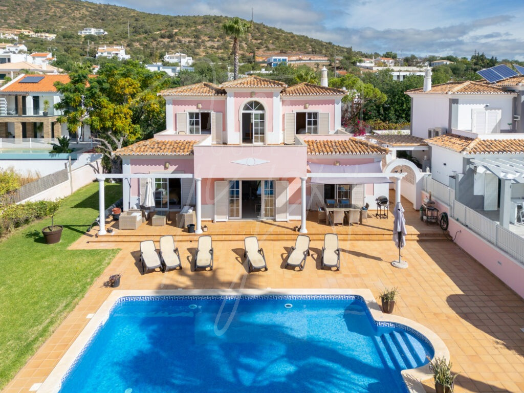 Immaculately renovated 5 bedroom traditional Villa